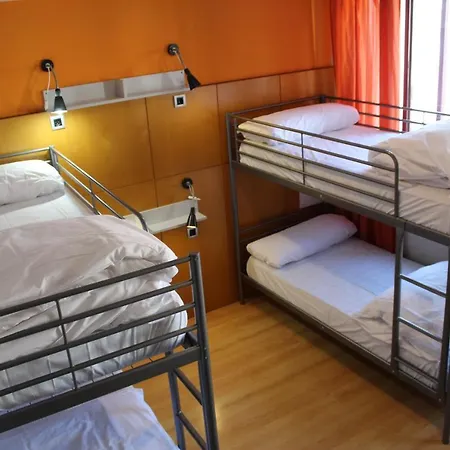 Mola! Hostel *